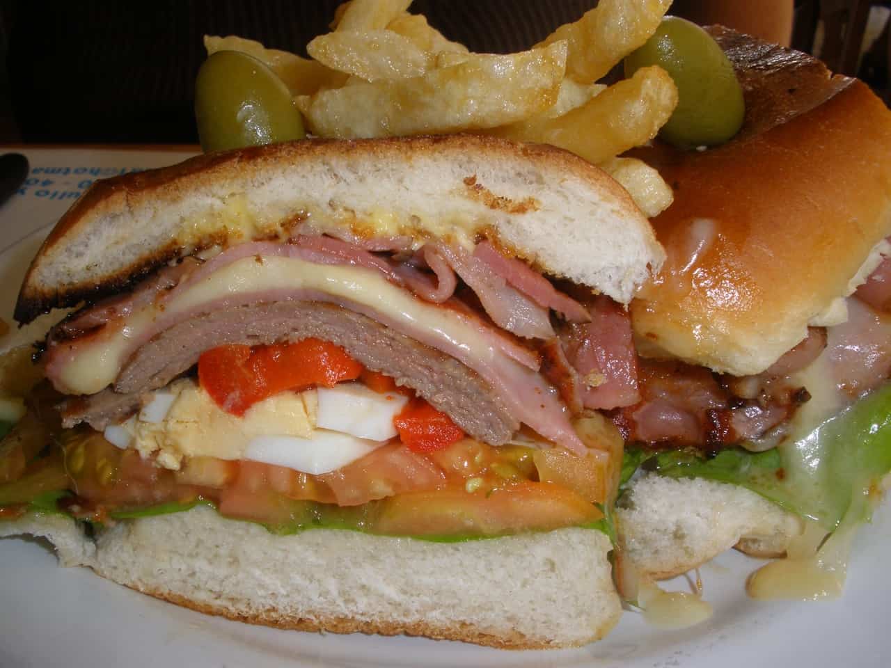Chivito uruguayo